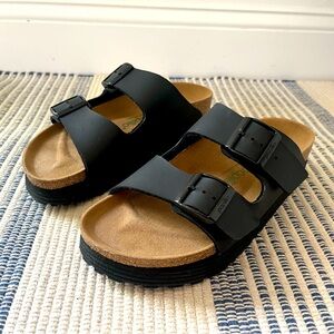 Women’s Birkenstock Vegan Platform Slide in Black- Size 8 Like New